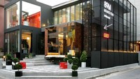 Di wilayah Sinsa-dong, Gangnam ada satu kafe yang Instagramable. Bangunannya terlihat sangat modern  karena berdinding kaca. Kafe ini milik aktor Lee Jong Suk. Foto: Instagram cafe.89mansion
