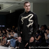 Busana ini merupakan bagian dari koleksi bertema Cruise to a Dynasty yang sudah ditampilkan di Jakarta Fashion & Food Festival 2018. Motif burung feniks dan naga yang mendominasi menyimbolkan reinkarnasi dan keberuntungan. (Foto: Instagram/@albert_yanuar)