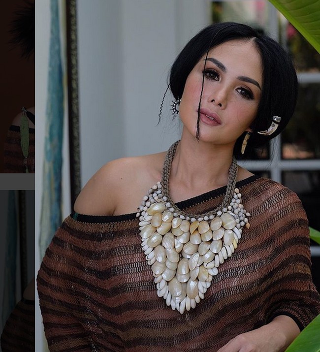 Yuni Shara disebut-sebut sebagai kekasih terlama Raffi Ahamd. Yuni dan Raffi menjalin cinta selama lima tahun. Sebelum putus, mereka sempat dikabarkan akan menikah. Namun nyatanya asmara mereka kandas. Raffi kini sudah hidup bahagia bersama Nagita Slavina. Sedangkan Yuni masih terlihat sendiri. Foto: Dok. Instagram/yunishara36