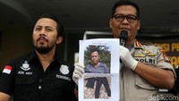 Kabid Humas Polda Metro Jaya Kombes Pol Raden Prabowo Argo Yuwono beserta jajaran mengadakan konferensi pers terkait penangkapan pelaku begal sadis di Mapolda Metro Jaya, Jakarta, Kamis (19/7/2018).
