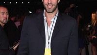 Aktor ganteng Nick Loeb adalah pemilik Loebs Onion Crunch. Berawal dari doyan bawang merah renyah, ia menjalankan bisnis kuliner ini. Loebs Onion Crunch cocok jadi pelengkap hot dog, salad hingga pizza. Foto: Getty Images