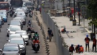 Jalur pejalan kaki dialihkan selama pengerjaan trotoar. 