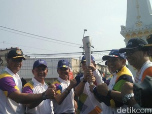 Kirab Obor Asian Games di Yogya Berakhir di Tugu Pal Putih