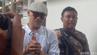 Saat datang Tio Pakusadewo udah terlihat kenakan newsboy cap atau topi pet dan kacamata bewarna gelap. 