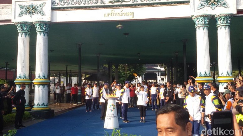 Sultan HB X Lepas Kirab Api Obor Asian Games dari Keraton Yogya Sultan HB X Lepas Kirab Api Obor Asian Games dari Keraton Yogya