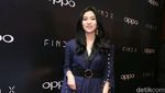 Pesona Isyana Sarasvati dengan Cape Dress Biru