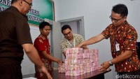 Foto: Uang tunai senilai Rp 3,5 miliar yang ada ini adalah pengembalian kerugian negara dari korupsi dana hibah 3 Yayasan di Kubar dari Terdakwa Prof Teja. (ist)