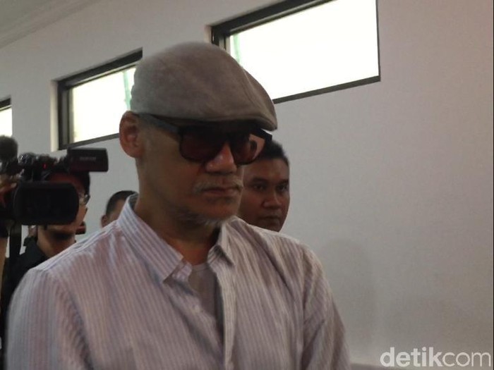 Tio Pakusadewo Gaya Kece Tio Pakusadewo saat Hadiri Sidang