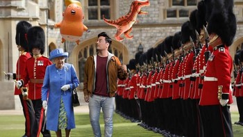 Jones pun turut hadir pada pertemuan kenegaraan Ratu Elizabeth II dengan Donald Trump di Inggris. Tak lupa ia menambahkan balon bayi Trump yang dibawa oleh Sang Ratu. Sedangkan Jones membawa balon dinosaurus. Istimewa/Boredpanda.