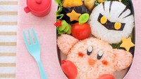 Tokoh kartun lucu juga bisa dibentuk dengan sosis dan nori serta telur. Dilengkapi dengan selada dan lauk gorengan. Foto: Instagram @kurashinista