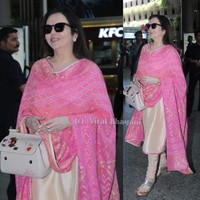Inilah salah satu airport style Nita Ambani. Saat terlihat di bandara, wanita 54 tahun ini memakai karya desainer terkenal India, Abu Jani Sandeep Khosla. Dia melengkapi gaya mewahnya dengan tas customized dari Dolce & Gabbana bertuliskan To my mum Nita. Tas Dolce & Gabbana yang dipakainya merupakan seri Sicily. Dolce & Gabbana memberikan kesempatan eksklusif pada pelanggan setianya pada September 2017 untuk mendapatkan hiasan nama mereka di Sicily Bag tersebut. Hanya seniman Dolce & Gabbana yang bisa mengerjakan tulisan nama itu. Foto: Viral Bhayani
