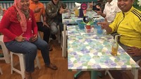  Walau berbadan tegap, Eza ternyata doyan bakso dan cwie mie. Lihat saja gayanya saat melahap semangkuk bakso itu. Foto: Instagram ezagio