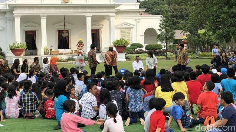 Jokowi Ajak Iriana dan Anak-anak Nobar Kulari ke Pantai di Istana Jokowi Ajak Iriana dan Anak-anak Nobar Kulari ke Pantai di Istana