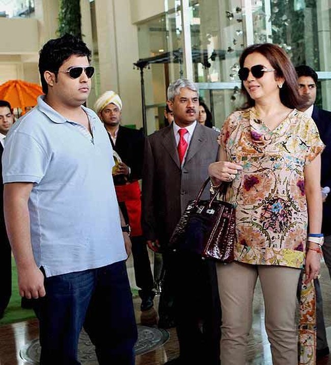 Sebagai istri dari orang terkaya di Asia, Nita Ambani tentu saja memiliki tas Hermes yang bagi sebagian orang menjadi lambang kemewahan. Saat menghadiri sebuah acara bersama salah satu putra kembarnya, Nita tampak menenteng tas Hermes Birkin yang harganya bisa mencapai miliaran rupiah. Foto: Viral Bhayani, Highheelconfidential