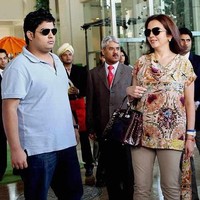 Sebagai istri dari orang terkaya di Asia, Nita Ambani tentu saja memiliki tas Hermes yang bagi sebagian orang menjadi lambang kemewahan. Saat menghadiri sebuah acara bersama salah satu putra kembarnya, Nita tampak menenteng tas Hermes Birkin yang harganya bisa mencapai miliaran rupiah. Foto: Viral Bhayani, Highheelconfidential