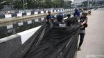 Ini Dia Kali Item Dekat Wisma Atlet yang Ditutupi Waring