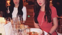 Berteman dekat dengan Shandy Aulia. Angel dan Shandy tampil cantik dan menawan, dalam acara jamuan makan malam. Foto: Instagram @realangelkaramoy