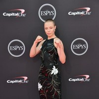Bintang UFC (Ultimate Fighting Championship) Rose Namajunas menunjukkan sisi feminin dan glamornya dengan gaun hitam sequin yang berkilauan. Malam itu, ia dianugerahi penghargaan Petarung Terbaik. (Foto: Alberto E. Rodriguez/Getty Images)
