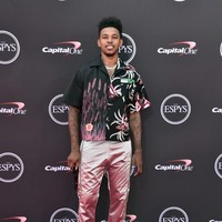 Gaya urban bernuansa retro menjadi andalan bintang NBA Nick Young. Celana satin pink yang mengilap sukses menjadikan pemain Golden State Warriors ini fashion icon semalaman. (Foto: Alberto E. Rodriguez/Getty Images)
