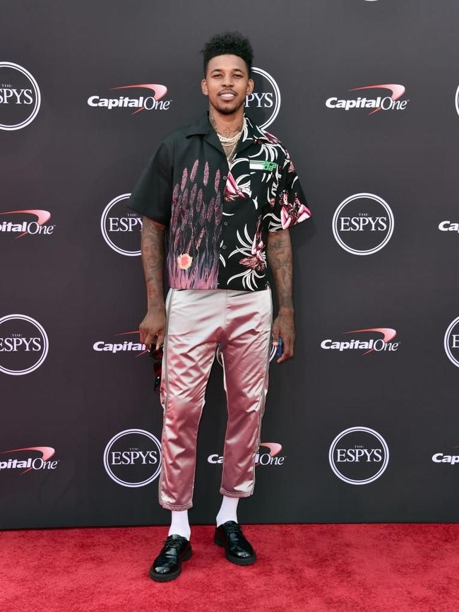 Gaya urban bernuansa retro menjadi andalan bintang NBA Nick Young. Celana satin pink yang mengilap sukses menjadikan pemain Golden State Warriors ini fashion icon semalaman. (Foto: Alberto E. Rodriguez/Getty Images)