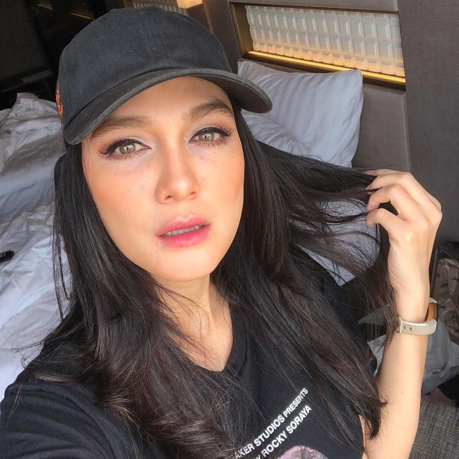 Victoria kembali menampilkan makeup freckles, kali ini pada wajah cantik Luna Maya. Bintang film Sabrina ini memamerkan wajah cantiknya yang dihiasi freckles buatan di area bawah mata dan pipi. Untuk tampilan natural, bibirnya dirias dengan teknik lipstik ombre. Foto: Instagram/@victoria_makeupatelier