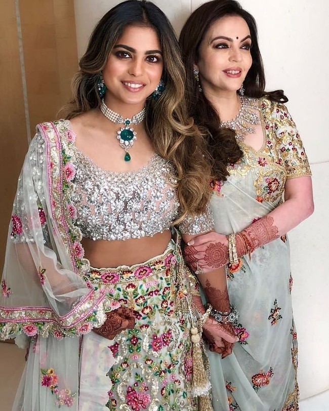 Ini adalah penampilan Nita Ambani dan Isha Ambani saat pesta pertunangan Isha dan kakaknya, Akash Ambani yang juga bertunangan. Kedua wanita cantik ini memakai busana rancangan desainer India, Abu Jani Sandeep Khosla. Pesta pertunangan kakak dan adik yang digelar pada Mei 2018 disebut-sebut sebagai pesta pertunangan termahal tahun ini. Foto: Dok. Instagram Nita Ambani