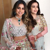 Ini adalah penampilan Nita Ambani dan Isha Ambani saat pesta pertunangan Isha dan kakaknya, Akash Ambani yang juga bertunangan. Kedua wanita cantik ini memakai busana rancangan desainer India, Abu Jani Sandeep Khosla. Pesta pertunangan kakak dan adik yang digelar pada Mei 2018 disebut-sebut sebagai pesta pertunangan termahal tahun ini. Foto: Dok. Instagram Nita Ambani