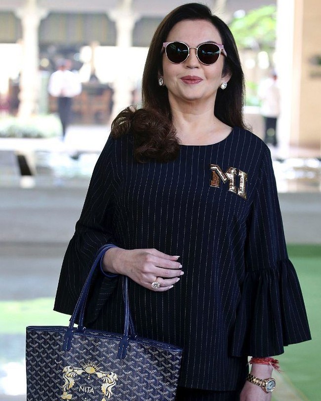 Ini adalah salah satu koleksi tas Nita Ambani yang berbeda dari lainnya. Nita tampak menenteng tas Goyard bertuliskan namanya. Tas Goyard sendiri harganya mencapai belasan juta. Dan untuk menambahkan nama pada tas Goyard perlu membayar seharga minimal 240 Euro. Foto: Viral Bhayani, Highheelconfidential