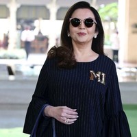 Ini adalah salah satu koleksi tas Nita Ambani yang berbeda dari lainnya. Nita tampak menenteng tas Goyard bertuliskan namanya. Tas Goyard sendiri harganya mencapai belasan juta. Dan untuk menambahkan nama pada tas Goyard perlu membayar seharga minimal 240 Euro. Foto: Viral Bhayani, Highheelconfidential