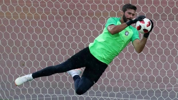 Alisson Becker menjadi kiper termahal sepanjang sejarah sepak bola.