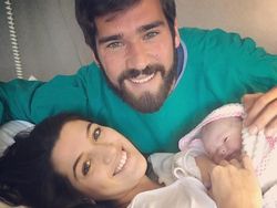 Sosok Wanita Cantik Pemulus Langkah Alisson ke Liverpool