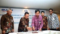 Wakil Presiden Direktur PT Banshu Electric Indonesia Deddy Harsono (Kedua Kiri) dan Pemimpin Unit Sentra Kredit Menengah BNI Jakarta Timur Muhammad Tagar Nugraha (Tengah)  menandatangani Perjanjian Pemberian Fasilitas Pinjaman di Jakarta. Penandatanganan tersebut disaksikan oleh Direktur Tresuri & Internasional BNI Rico Rizal Budidarmo (Kiri), Pemimpin Divisi Internasional BNI Henry Panjaitan (Kanan), dan perwakilan dari Hyakujushi Bank Hiroshi Harada.