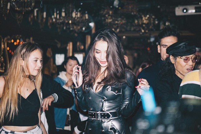 Model berdarah campuran Amerika Serikat dan Bugis ini sering membagikan berbagai potret keseharian dirinya di Instagram. Foto: Instagram @manodelia