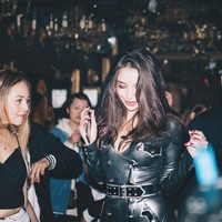 Model berdarah campuran Amerika Serikat dan Bugis ini sering membagikan berbagai potret keseharian dirinya di Instagram. Foto: Instagram @manodelia