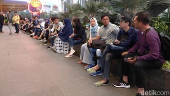 Para peserta yang telah mendapat undangan sejak sore sudah berkumpul, padahal acara baru dimulai jam 7 malam. (Foto: Lucki Aprilianto/detikcom)