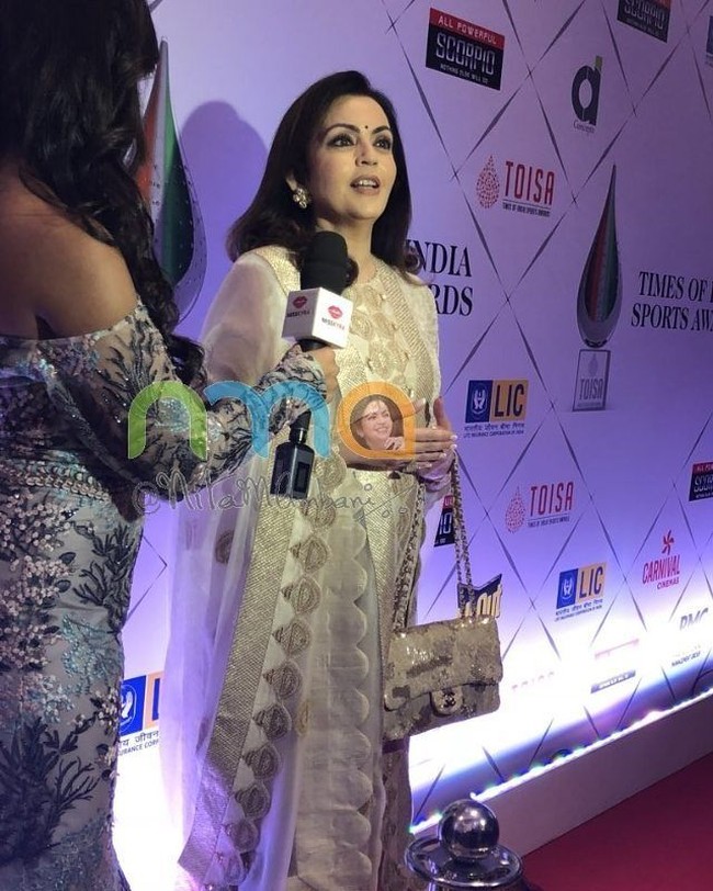 Nita Ambani yang juga merupakan co-owner dari tim Indian Premier League (IPL), Mumbai Indians, terlihat memakai pakaian tradisional India saat menghadiri India Sports Awards 2011. Dia melengkapi gaya elegannya dengan tas Chanel berharga puluhan juta rupiah. Foto: Viral Bhayani, Highheelconfidential