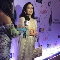 Nita Ambani yang juga merupakan co-owner dari tim Indian Premier League (IPL), Mumbai Indians, terlihat memakai pakaian tradisional India saat menghadiri India Sports Awards 2011. Dia melengkapi gaya elegannya dengan tas Chanel berharga puluhan juta rupiah. Foto: Viral Bhayani, Highheelconfidential