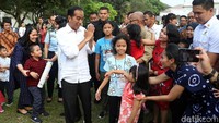 Ekspresi Presiden Jokowi terlihat sangat semringah.