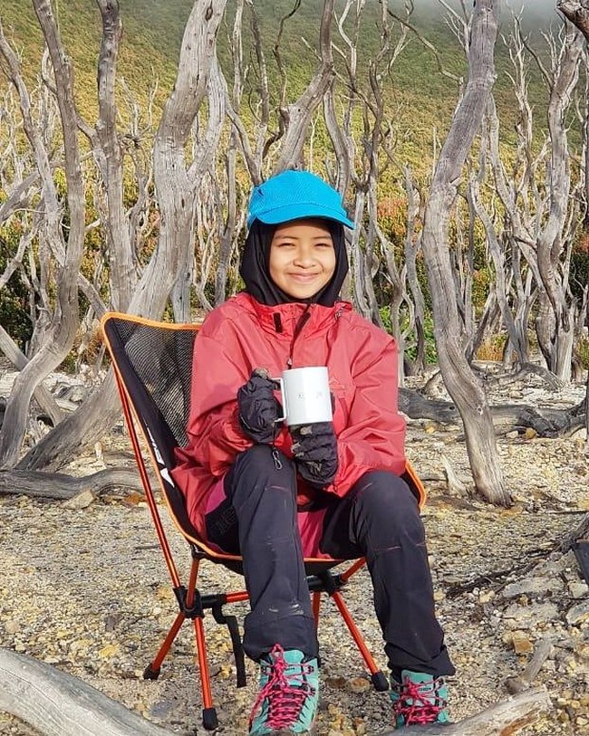 Di sekolahnya, Khansa dikenal sebagai sosok yang kemayu. Caranya berbicara lemah lembut, tapi siapa sangka nyalinya sangat besar. Foto: Instagram/Khansa_summiters