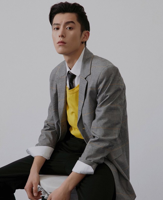 Sosok Dylan Wang pun mencuri perhatian penggemar drama Asia. Selain tampan, ia juga dikenal pintar. Dylan diketahui lulus dari Sichuan Southwest College of Civil Aviation. Foto: Instagram @itsdylanwang