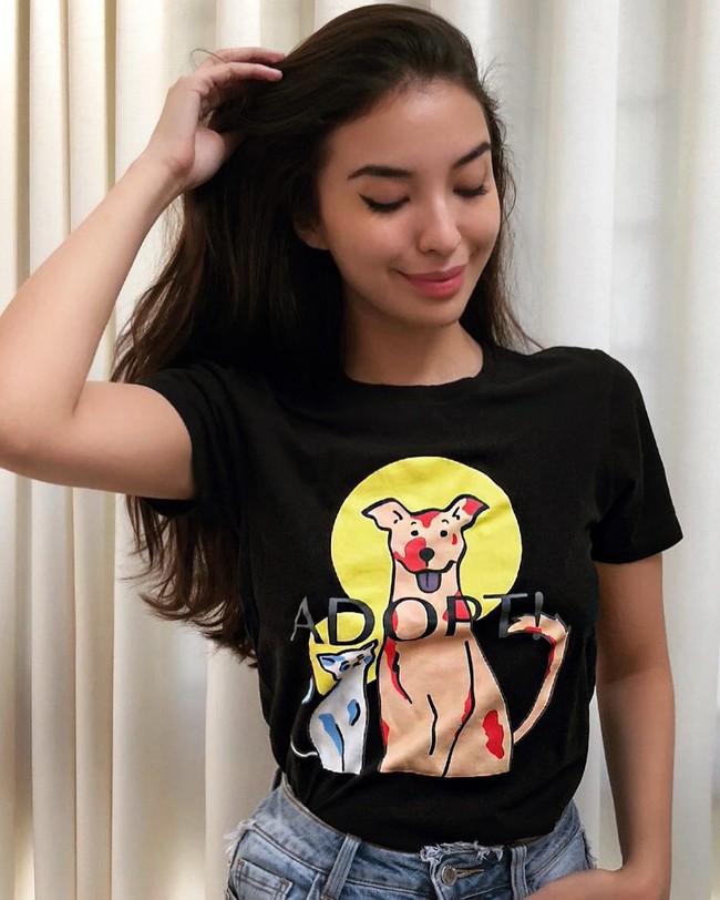 Tampil dengan kaus hitam, Manohara tetap terlihat cantik. Foto: Instagram @manodelia