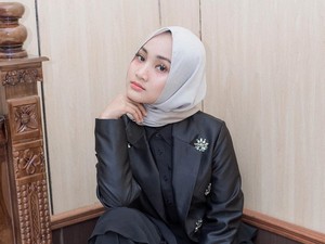 Gaya Hijab  Syar i untuk Traveling  ala Zaskia Sungkar 