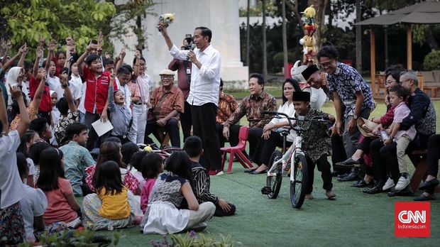 Presiden Jokowi menghadiahkan sepeda kepada seorang anak yang sukses menjawab pertanyaannya, di halaman Istana Merdeka, Jakarta, 20 Juli 2018.