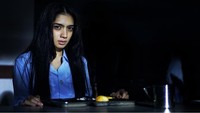 Sudah lama berkarir di dunia perfilman, artis yang dulu membintangi Saras 008 ini punya akting yang memukau. Ini posenya ketika adegan makan di sebuah film. Foto: Instagram @realangelkaramoy