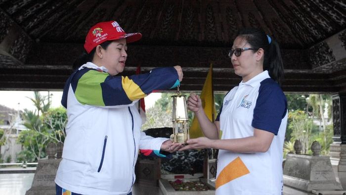 Menteri Koordinator PMK Puan Maharani (Kiri) menyerahkan Api Obor Asian Games 2018 kepada atlet tenis meja Ling Ling Agustin (Foto: Irfan Anshori/Antara Foto) Menteri Koordinator PMK Puan Maharani (Kiri) menyerahkan Api Obor Asian Games 2018 kepada atlet tenis meja Ling Ling Agustin (Foto: Irfan Anshori/Antara Foto)