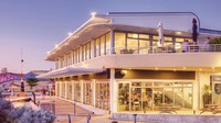 Sedang berada di Western Australia? Jangan lupa mampir ke Bathers Beach House. Restoran di pinggir pantai ini punya desain yang sangat modern. Foto: bathersbeachhouse