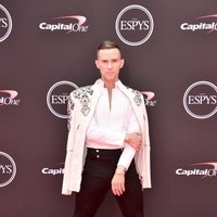Dikenal dengan gayanya yang modis, atlet ice-skating sekaligus juara Olimpiade Adam Rippon bergaya ala matador dengan jas putih penuh detail embellishment. (Foto: Alberto E. Rodriguez/Getty Images)