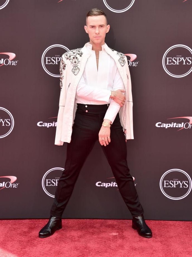 Dikenal dengan gayanya yang modis, atlet ice-skating sekaligus juara Olimpiade Adam Rippon bergaya ala matador dengan jas putih penuh detail embellishment. (Foto: Alberto E. Rodriguez/Getty Images)