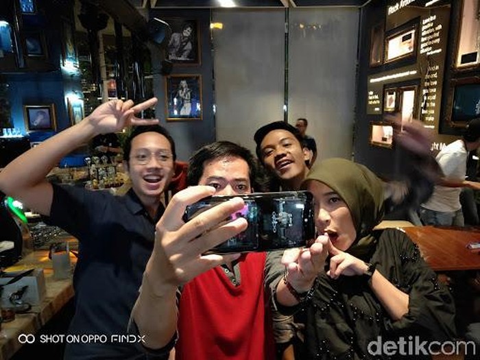 Keseruan menjajal Oppo Find X. Foto: Lucki Aprilianto/detikcom Keseruan menjajal Oppo Find X. Foto: Lucki Aprilianto/detikcom
