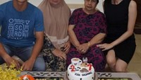 Alhamdulillah bertambah umur, dan masih ada diantara wanita wanita sabar dan luar biasa ini, tulis Eza sambil memegang kue vanilla bertopping fondant cangkir kopi saat menginjak usia 27 tahun lalu. Di sana terlihat sang bunda dan kekasihnyam Meiza. Foto: Instagram ezagio